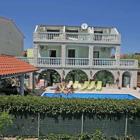 & Lo & Mar Guest house